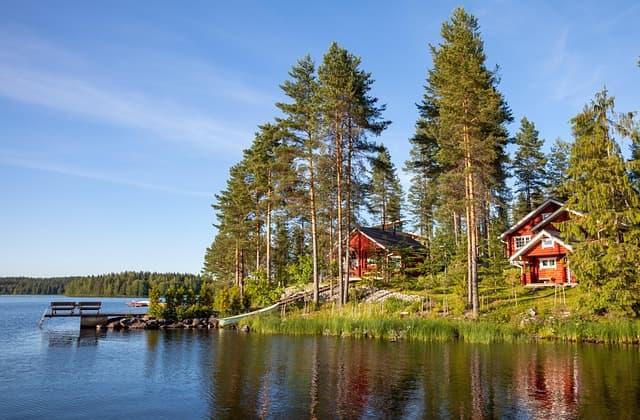 Några fritidshus vid en strand