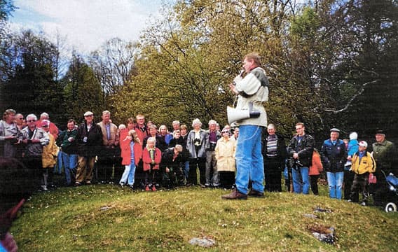 Bo Landin framför tiotals åhörare utomhus