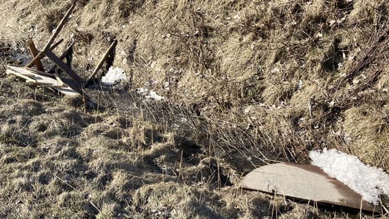 Ett trasigt bord i diket