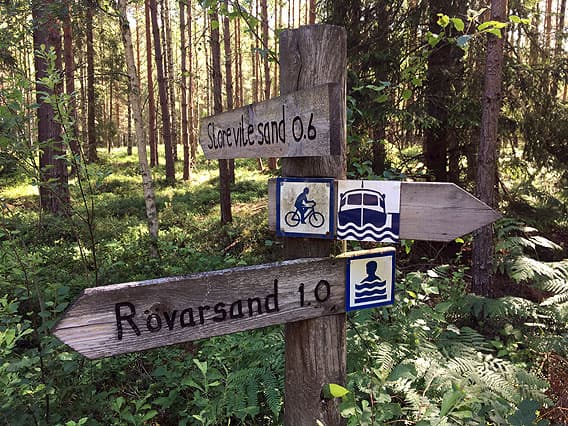 Trevägsskyltar
