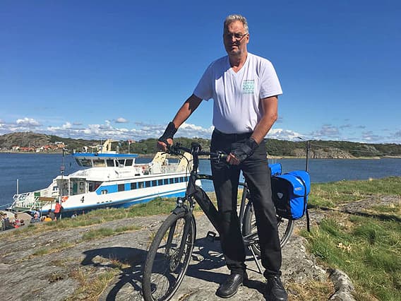 Jan Bertilsson med cykel framför färja
