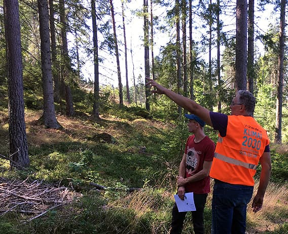 Jan Bertilsson pekar i skogen