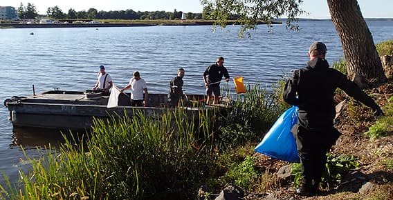 Skräpplockning från båt
