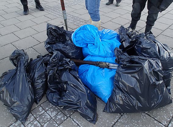 Fyllda sopsäckar samlade