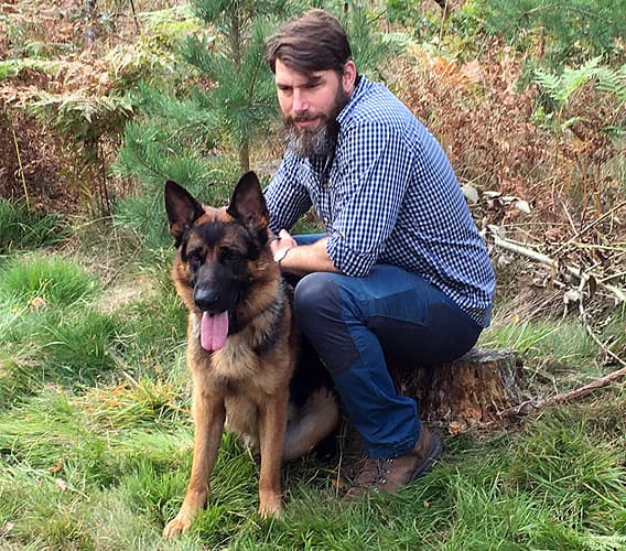 Hund och husse på huk