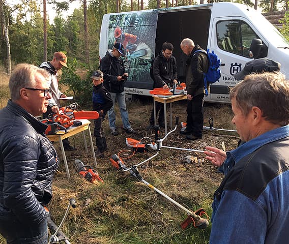 Många deltagare tittar på utrustning