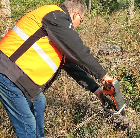 En deltagare provar eldriven motorsåg