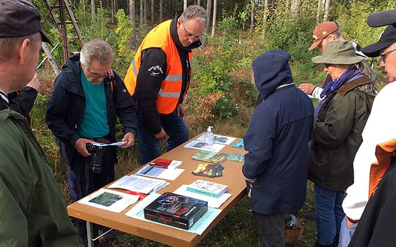 Många deltagare tittar på utställningsbord