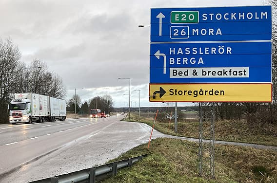 Skylt längs E20