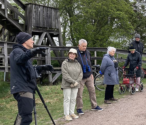 En fågelskådare pratar och resten lyssnar