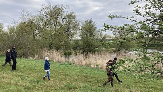 Gruppen går längs Tidan