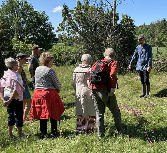 Ledaren talar till gruppen