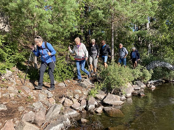 Vandrare framifrån nära sjö