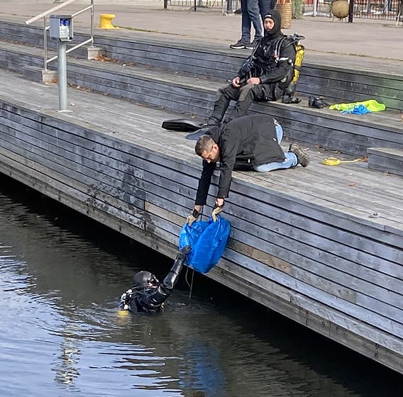 Dykare plockar skräp i hamnen