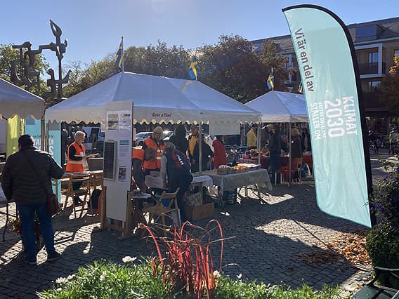 Klimat 2030-flagga framför tältet