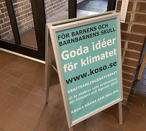 En trottoarpratare inomhus med tips om koso.se