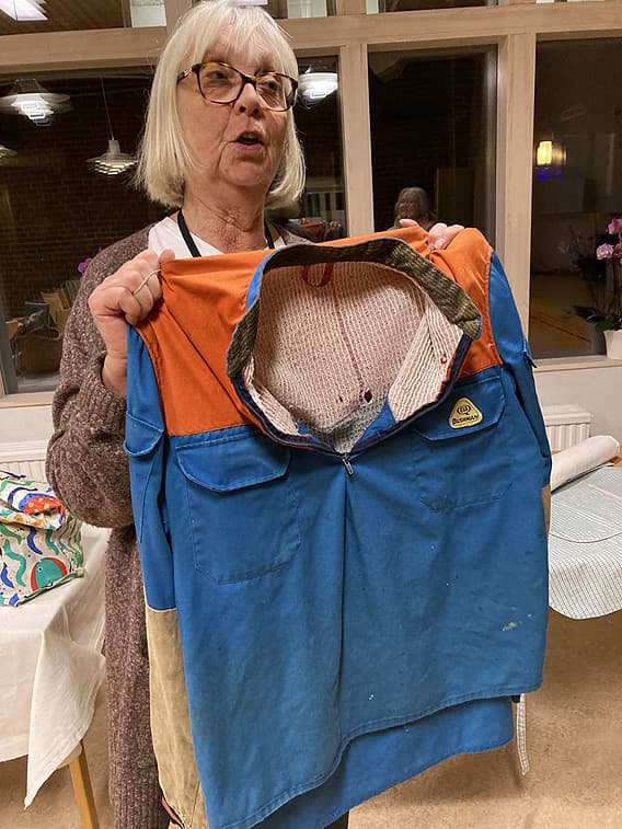 En arbetströja visas