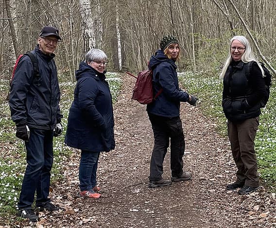 Deltagarna går på en stig