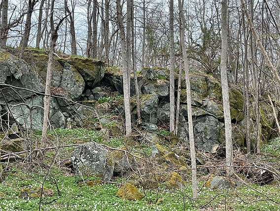 En slänt upp till en stenmur