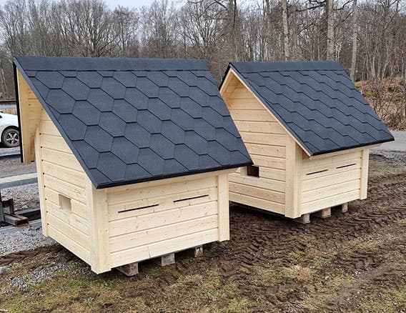 Två omålade hus för fladdermöss