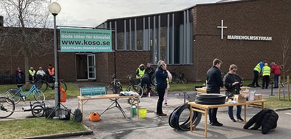 Deltagare är utspridda på olika platser utomhus