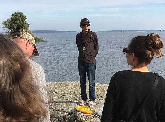 Alf berättar på en klippa