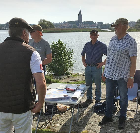 Sten-Gunnar berättar på en klippa