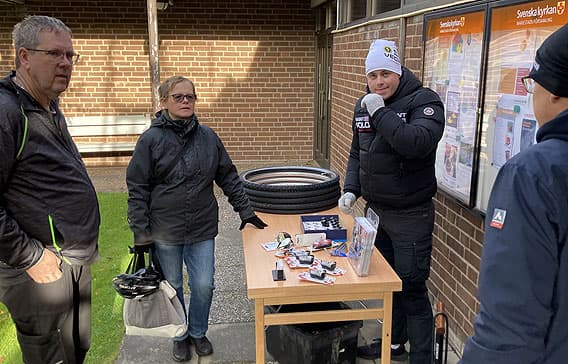 Cykelverkstaden vid sitt bord utomhus