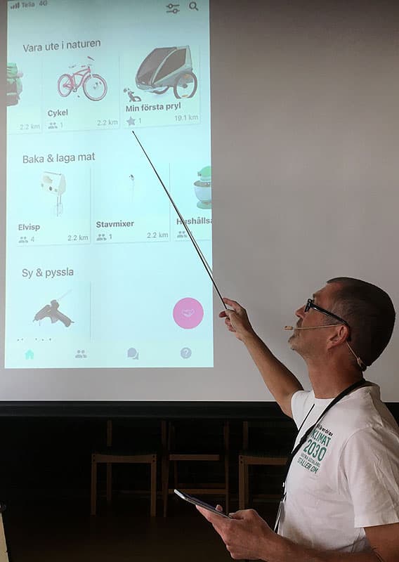En app visas på projektorduk