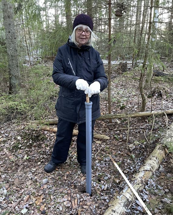 Ingegerd står vid mätröret