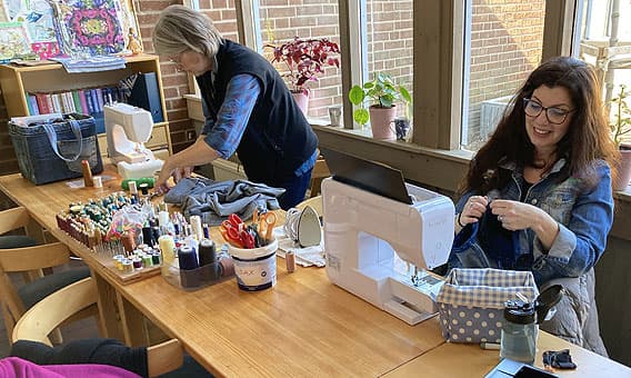 Två symaskiner igång