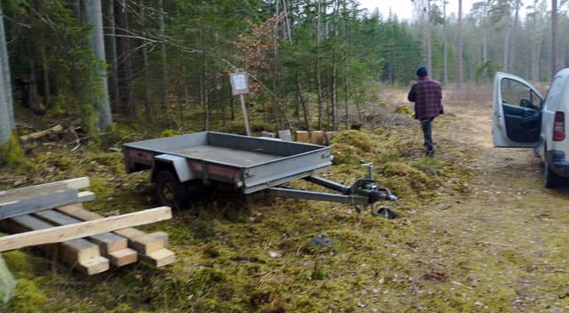 En släpkärra lastas av