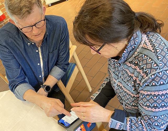 En rådgivare pekar på en annans mobiltelefon