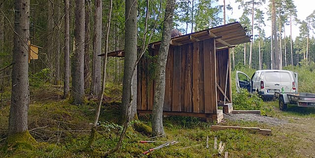 Vindskyddet från sidan med bil och släp framför