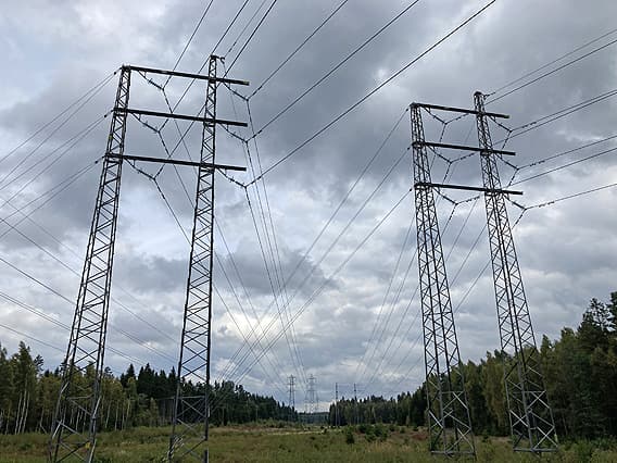 Två kraftledningar