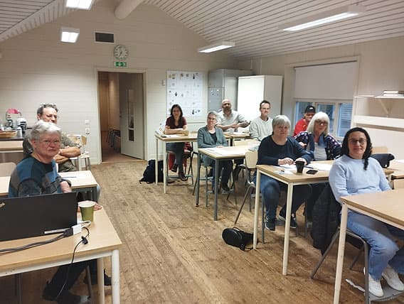 Klassrum fyllt med deltagare