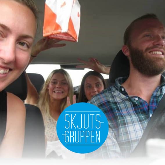 Skjutsgruppens marknadsföringsbild som visar en bil fylld med vuxna