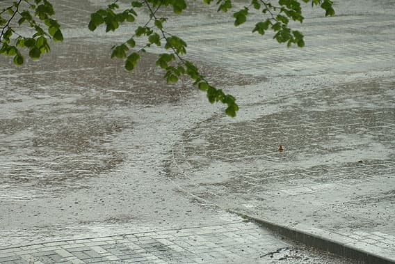 Kraftigt regn i ett gatuhörn