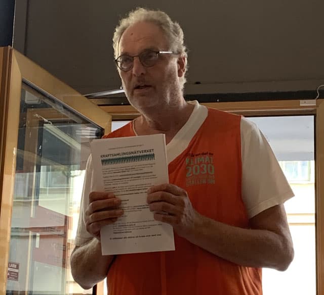 Jan visar Kraftsamlingsnätverkets flajer