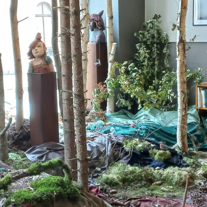 Utställningsskog med skulpturer inne på K.