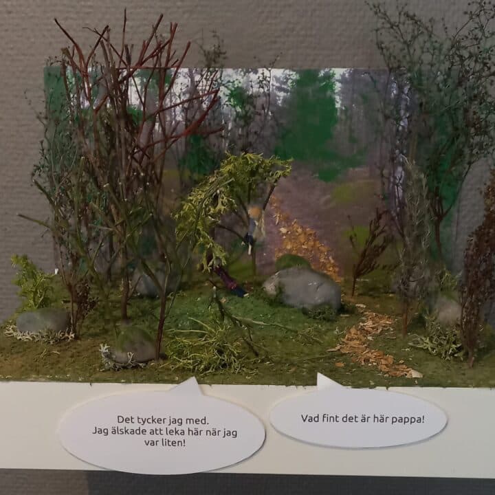Miniatyr av en vuxen och ett barn som klättrar i ett träd i en skog. Barnet säger: "Vad fint det är ...