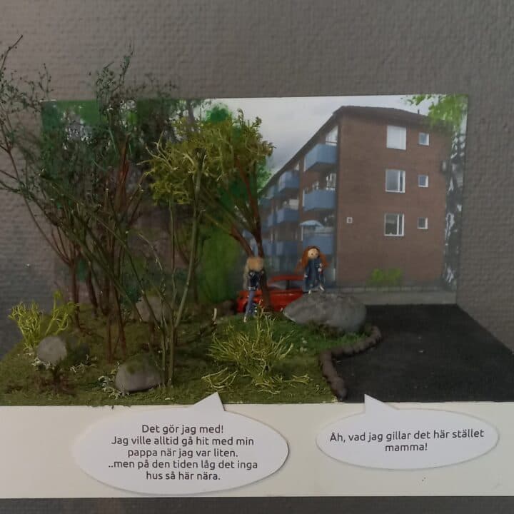 Miniatyr av en vuxen och ett barn som klättrar i ett träd i en liten skog bredvid en parkering vid ...