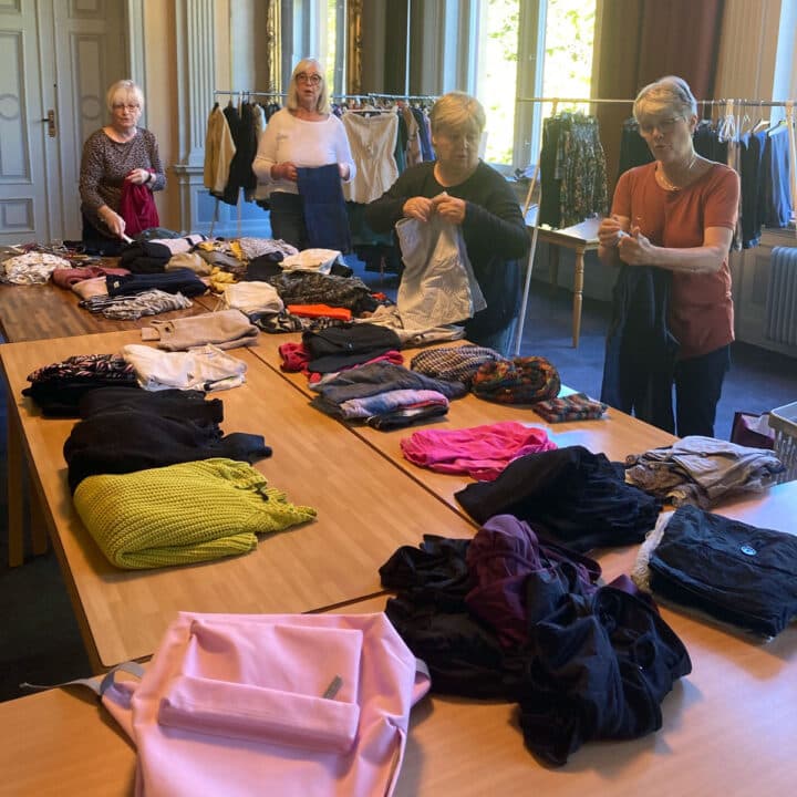 Klädbyten förbereds på bord