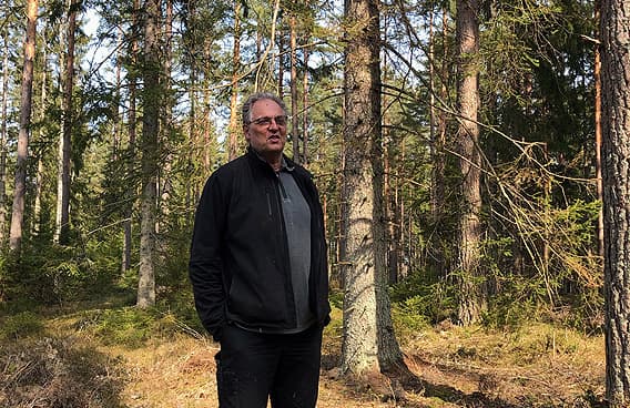 Jan Bertilsson pratar i skogen