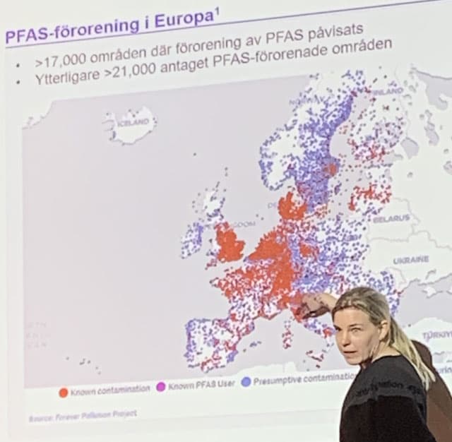 Bild där Helena Olsman pekar ut områden i Europa som är förorenade av PFAS-ämnen.
