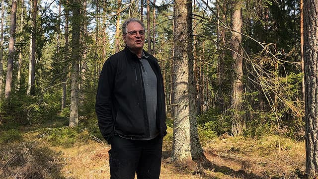 Jan Bertilsson pratar i skogen