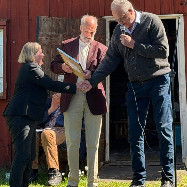 Jan Bertilsson överlämnar Lennart Johanssons diplom för god naturvård till Knut och Ulla Bondeson.