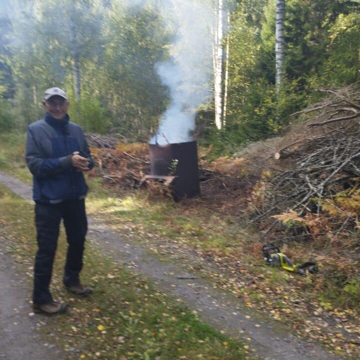 Erik Carlsson var med ute i skogen och tillverkade biokol.