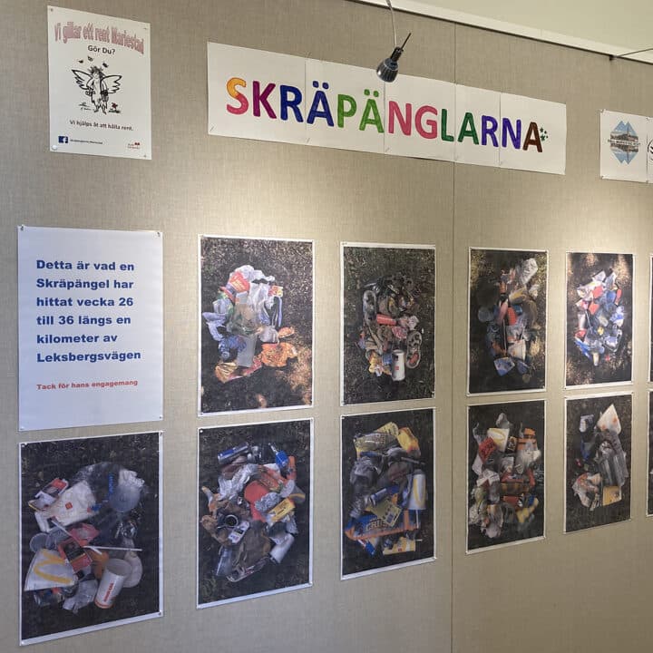 Anslagstavla med elva A3-utskrifter som visar skräp
