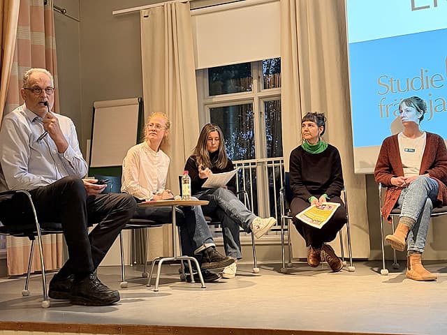 Föreläsarna sitter och diskuterar (med publiken, som inte syns)